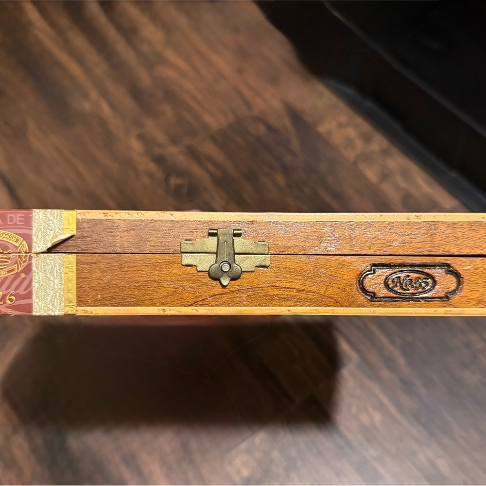 Padrón Serie 1926 T Hand Crafted Cigar Box - Picture 4 of 4
